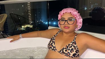 Madrastra Puta se Baña Desnuda con Hijastro en Jacuzzi y Le Pide que la Folle Mientras Papá Está Fuera