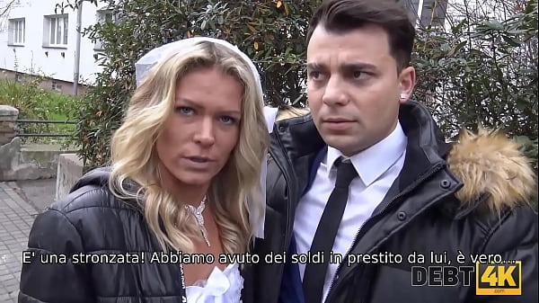 DEBT4k. Un grosso debito è il motivo per cui la ragazza viene scopata in presenza dello sposo