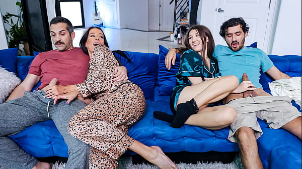Stepdaughter and Stepmom Fuck with Stepdad and Stepbro in Foursome – Famsuck