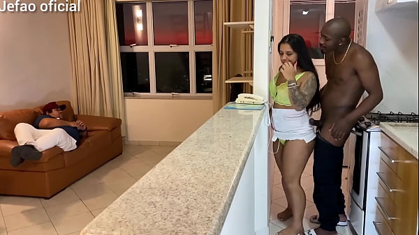 Fui arruma a maquina se uma cliente, e o marido intertido com a televisão, e deixou q mulher gostosa do meu lado, fodi ela bem gostoso