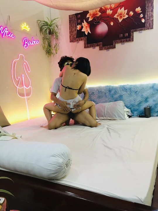 hị kế gầy ngây thơ bị anh kế của cô ấy đóng đinh trong văn phòng trị liệu trong khi cô ấy xem chúng
